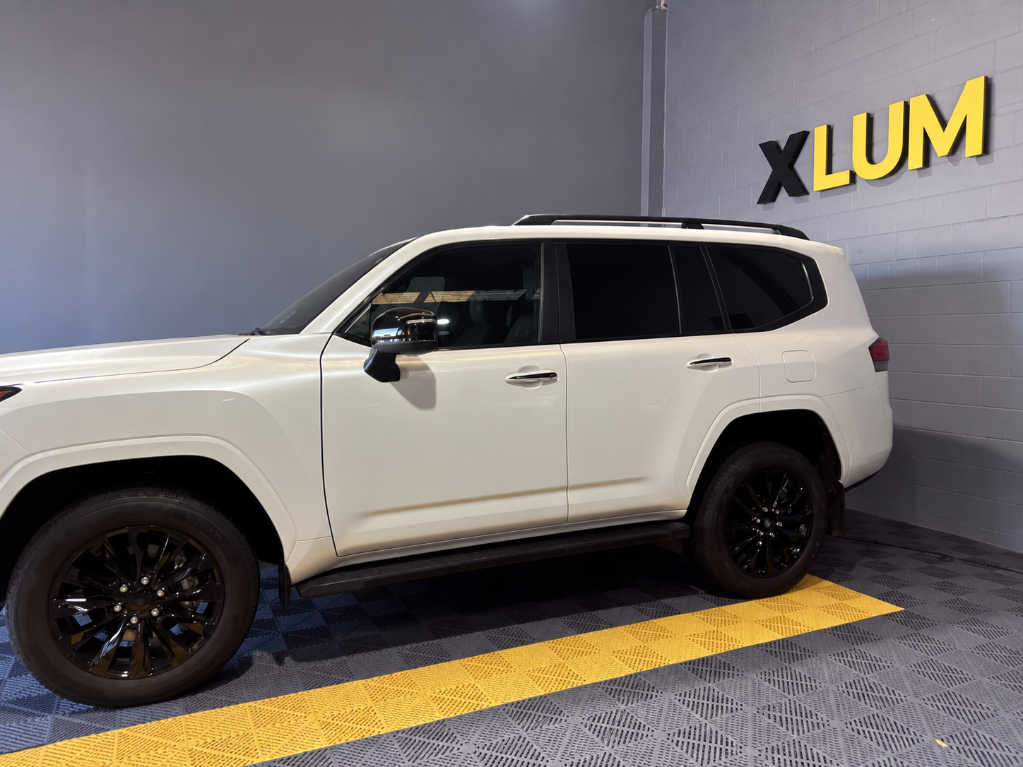 Automóvil blanco con polarizado profesional XLUM