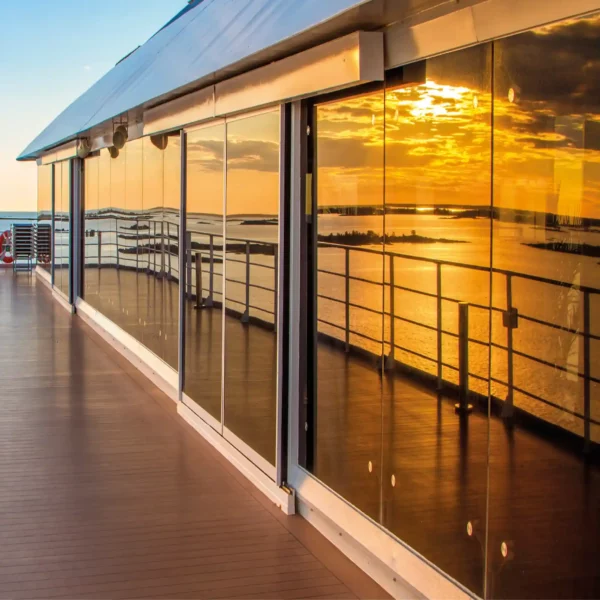 Ventanas con película solar reflejando el atardecer