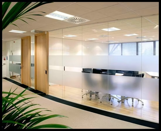 Oficina con franjas decorativas esmeriladas sobre vidrio