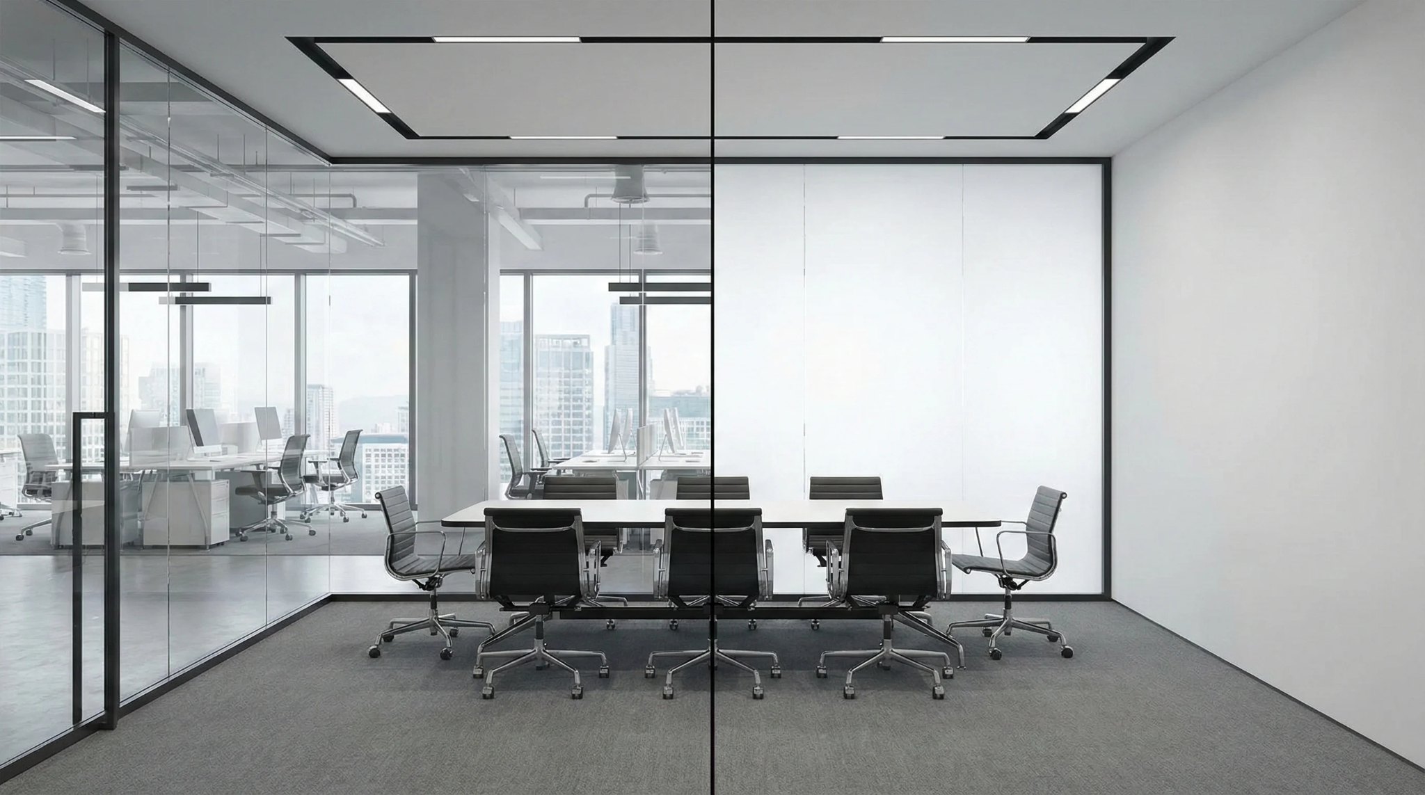 Oficina con divisiones de vidrio y sala de reuniones
