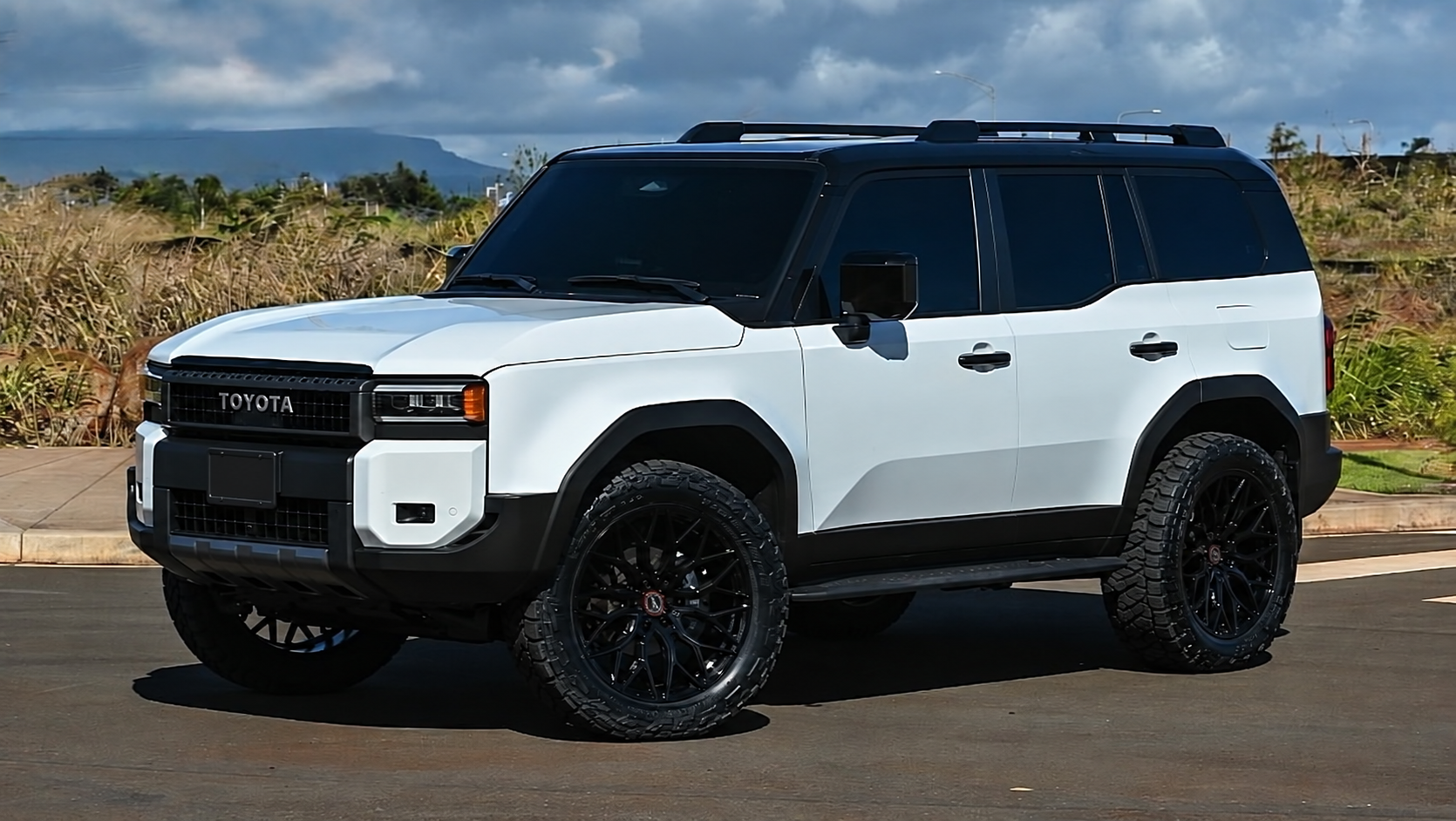 Toyota blanco con vidrios oscuros y portaplaca negro