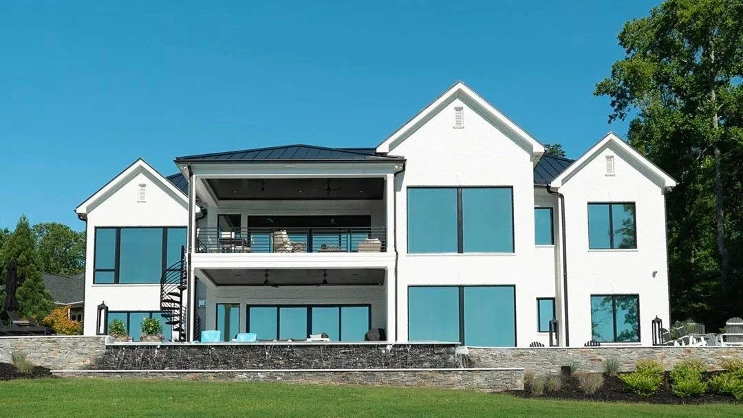 Residencia moderna con ventanas protegidas por película solar